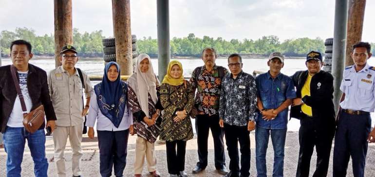 Foto bersama anggota DPRD saat kunker ke Mandah, Kabupaten Inhil. foto antarariau